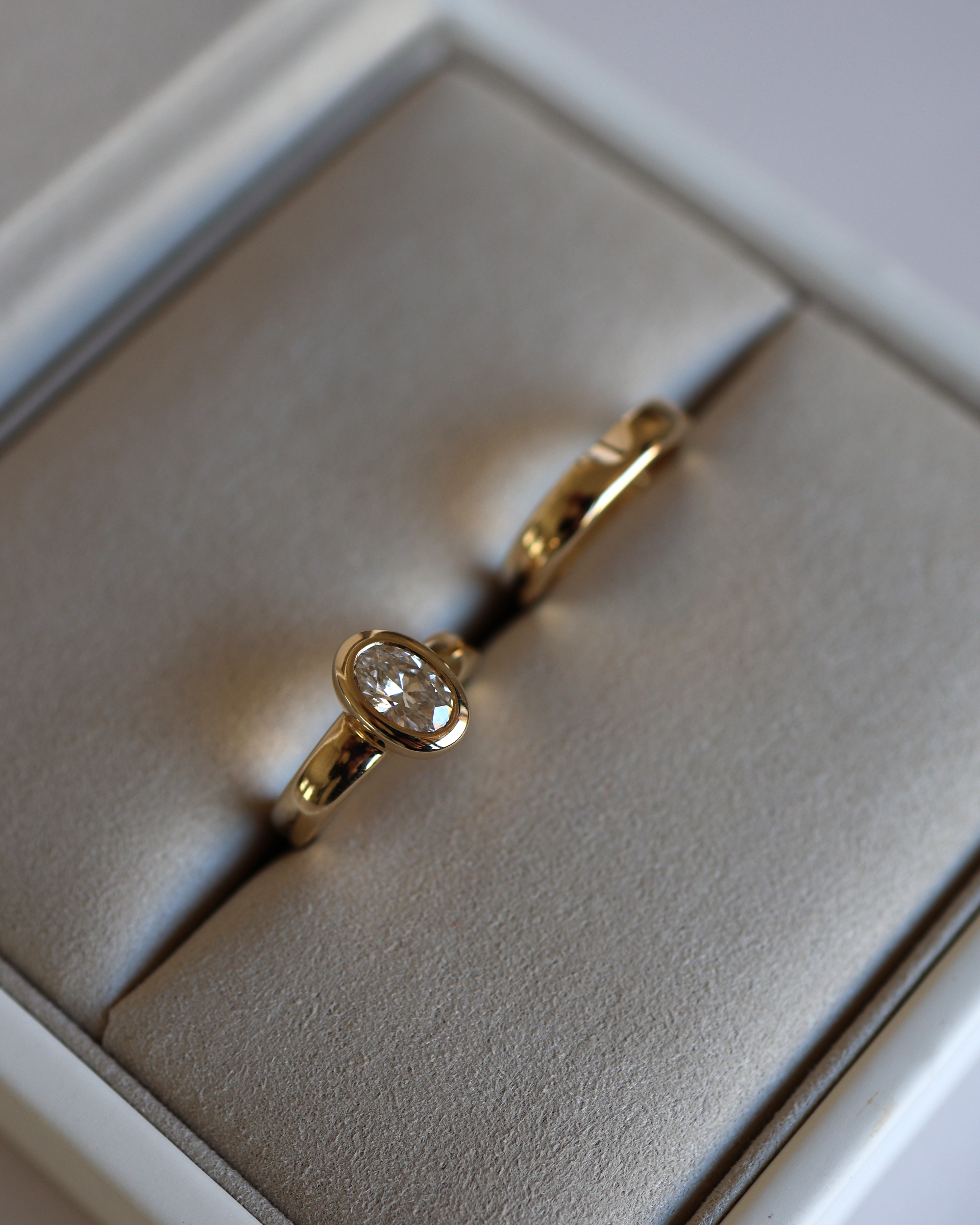 Bold Oval Solitaire Set