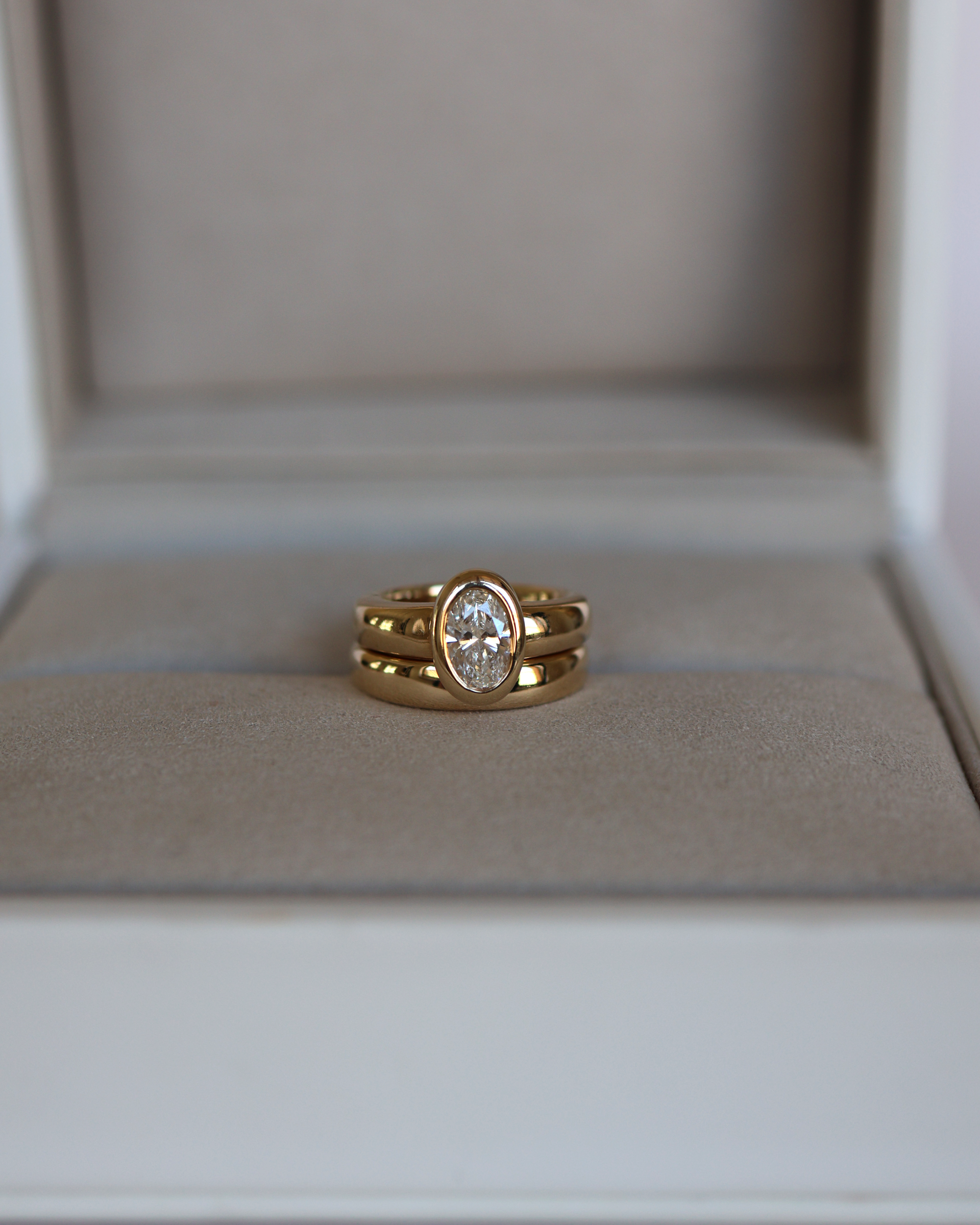 Bold Oval Solitaire Set