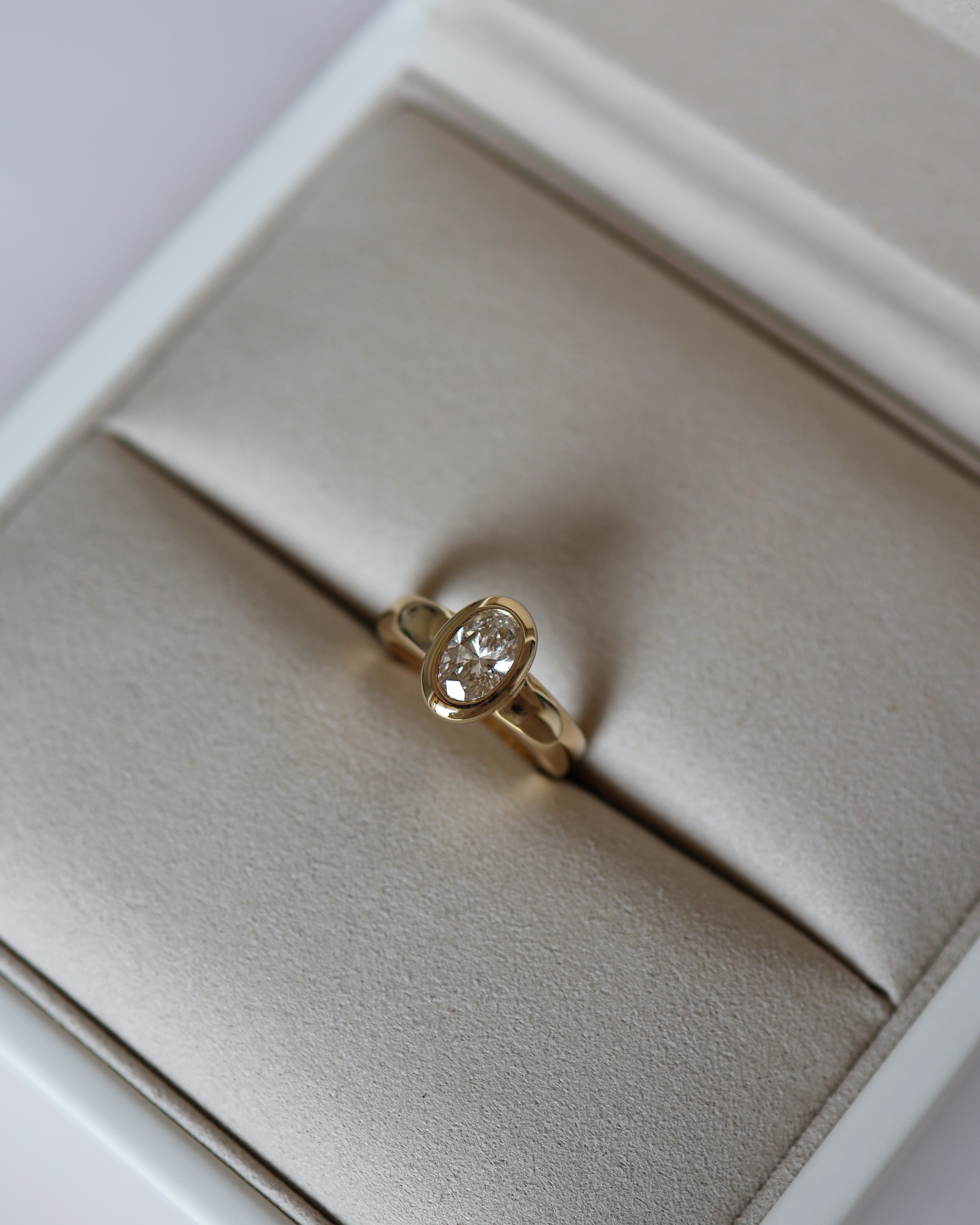 Bold Oval Solitaire